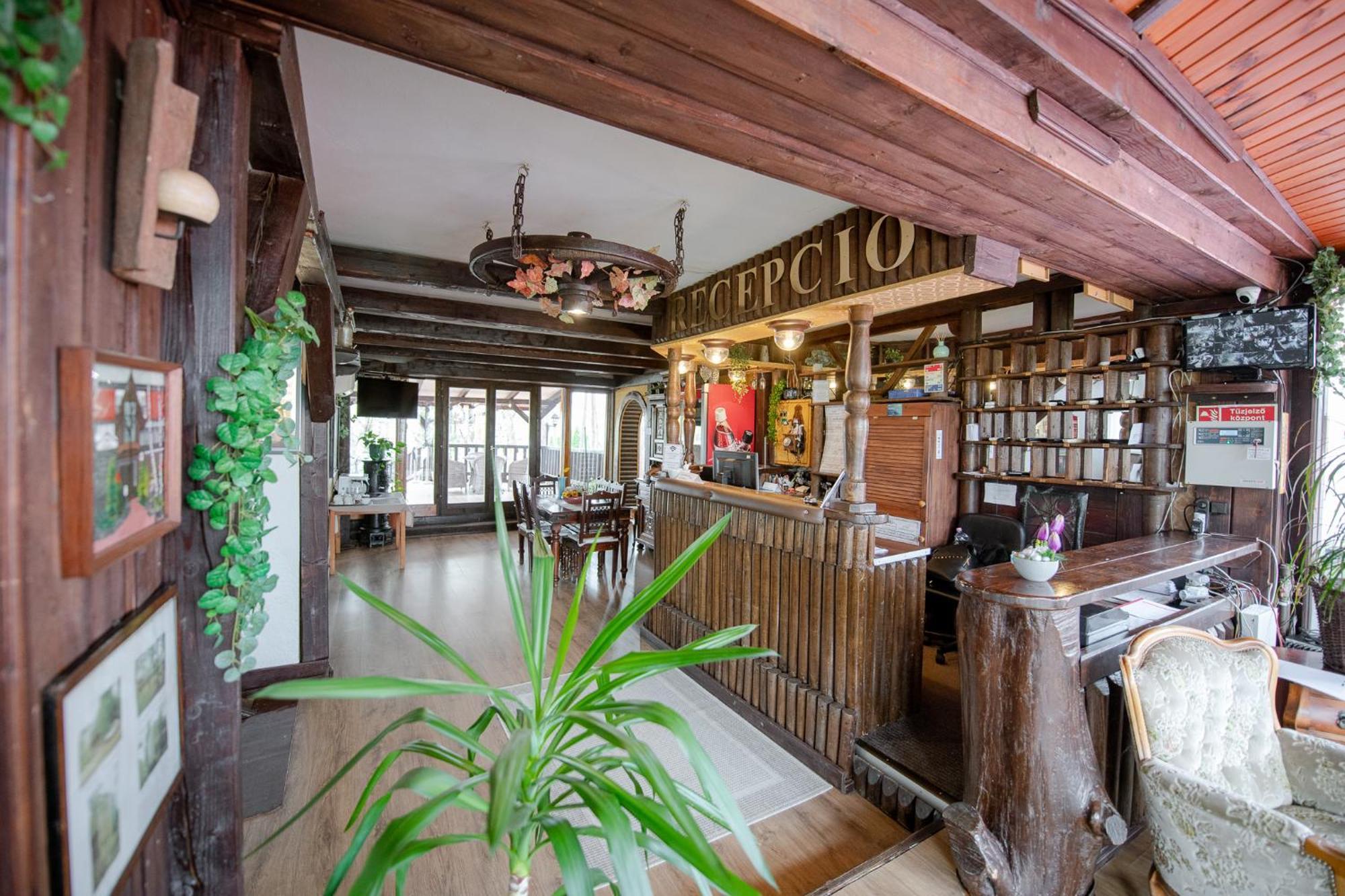 Hotel Barbizon Nyiregyhaza Ngoại thất bức ảnh
