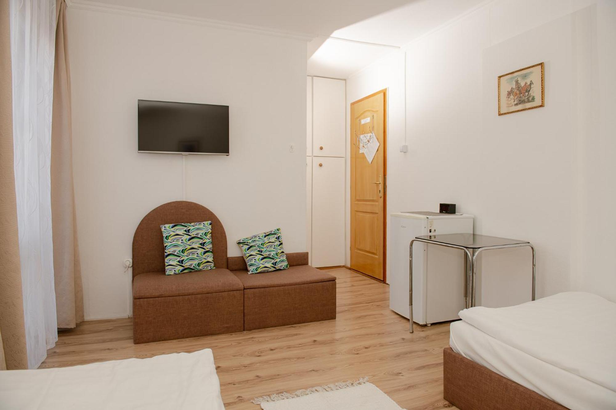Hotel Barbizon Nyiregyhaza Ngoại thất bức ảnh